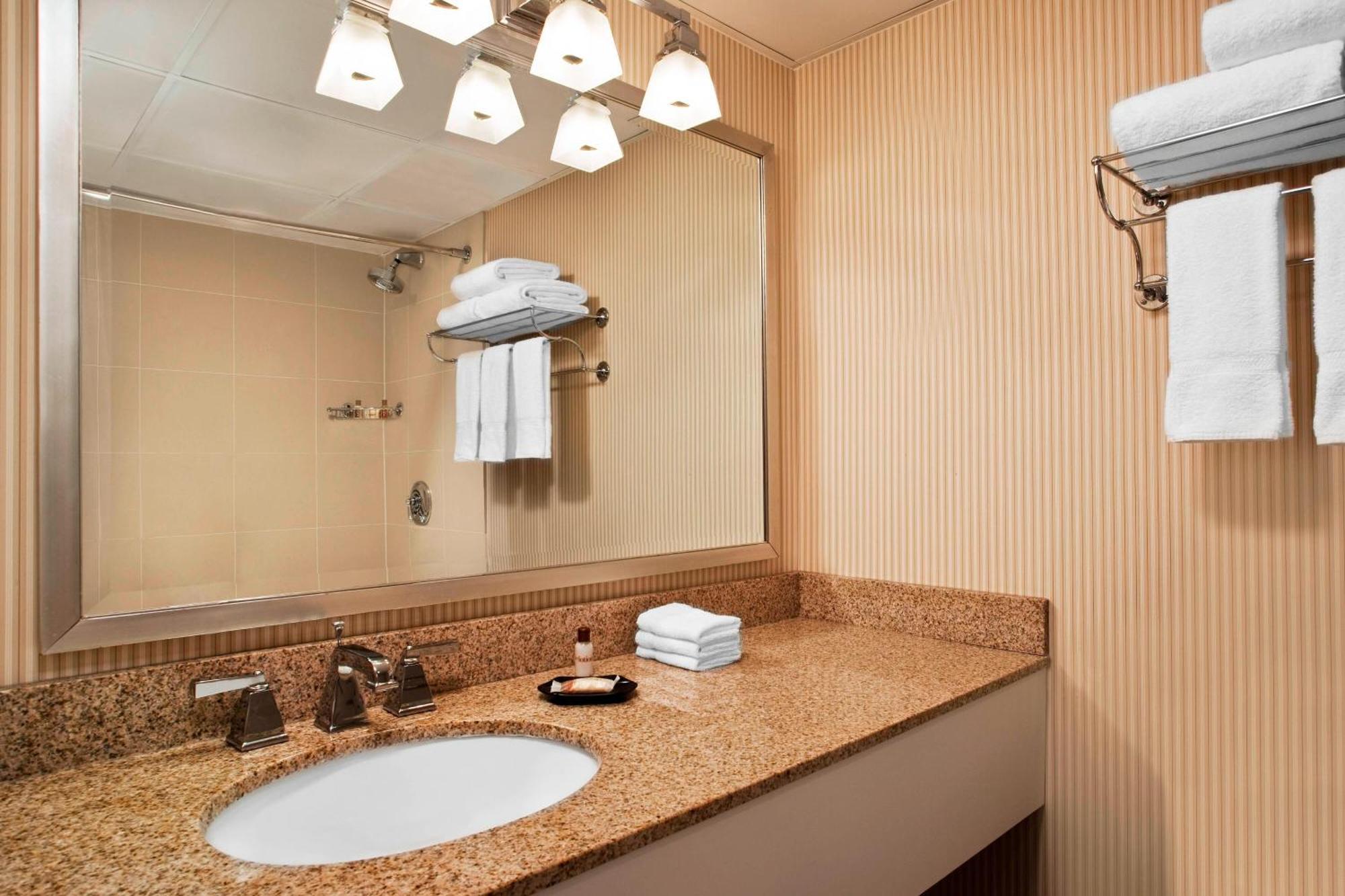 Sheraton Framingham Hotel & Conference Center Экстерьер фото