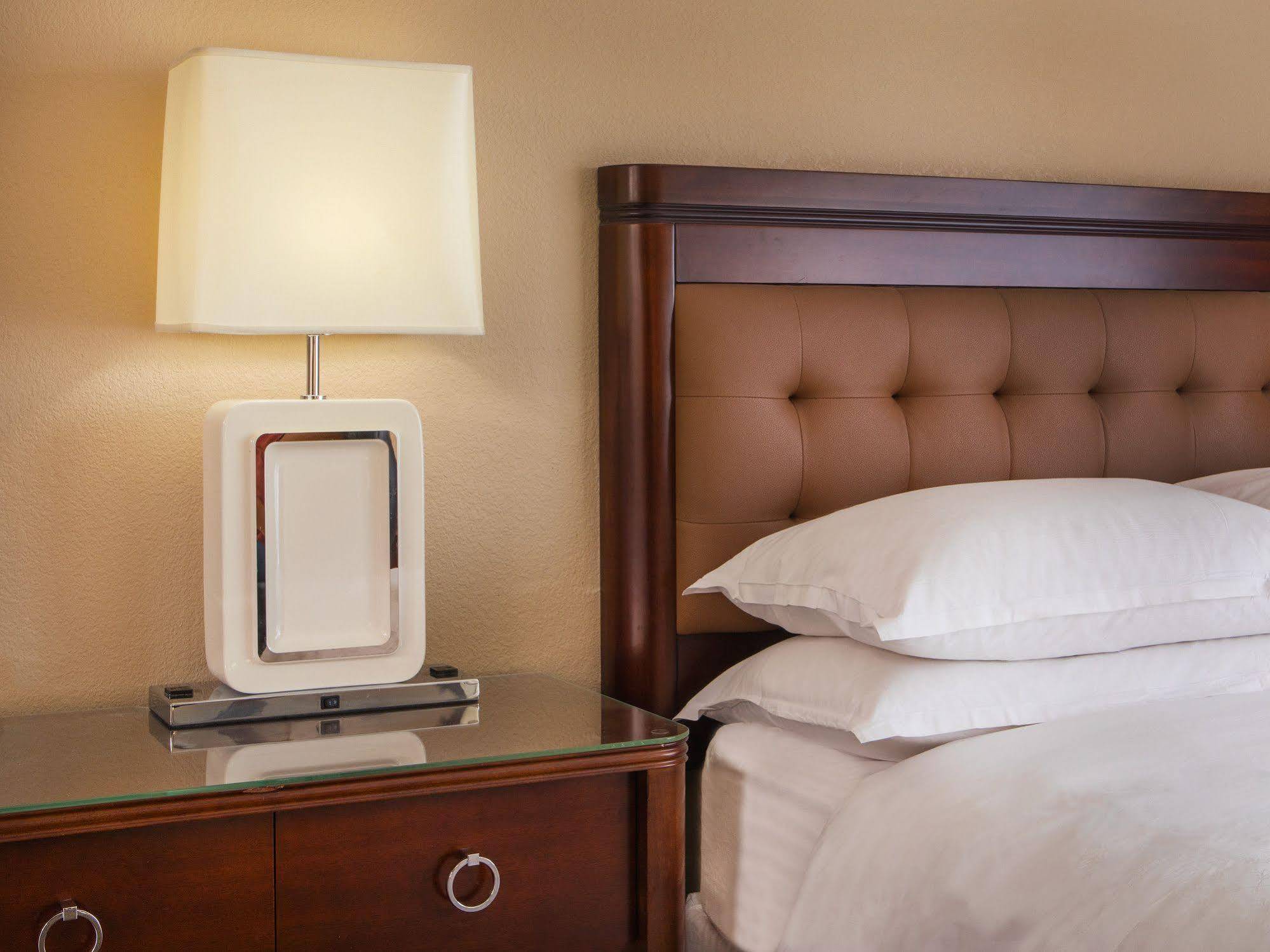 Sheraton Framingham Hotel & Conference Center Экстерьер фото
