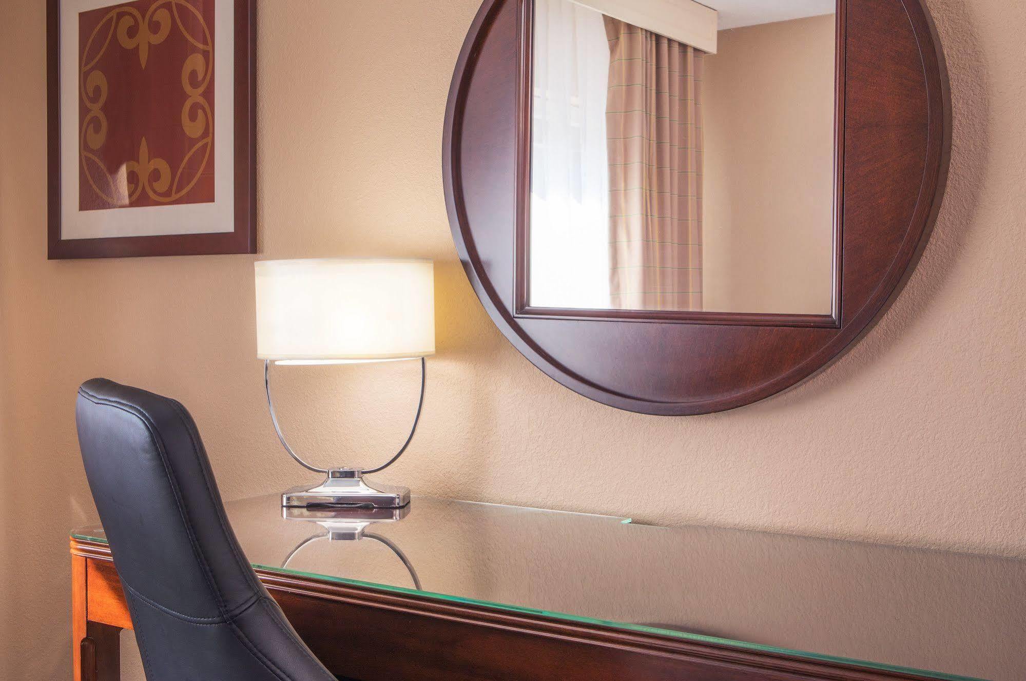 Sheraton Framingham Hotel & Conference Center Экстерьер фото